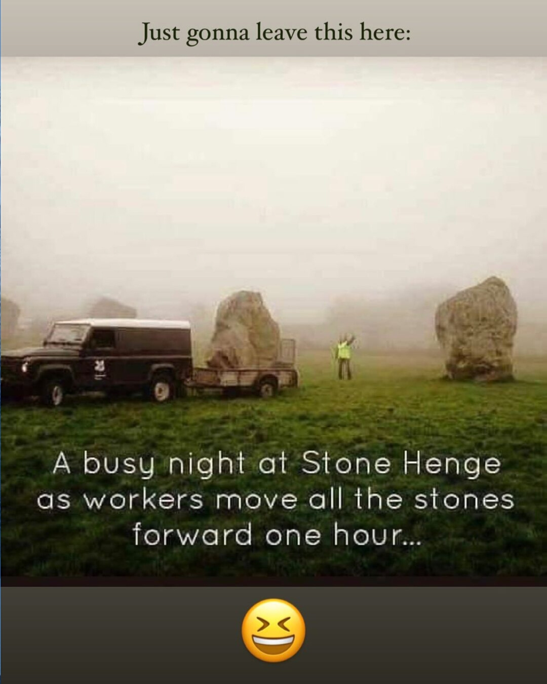 Eine geschäftige Nacht bei Stonehenge, in der Arbeiter alle Steine eine Stunde vorwärts bewegen...