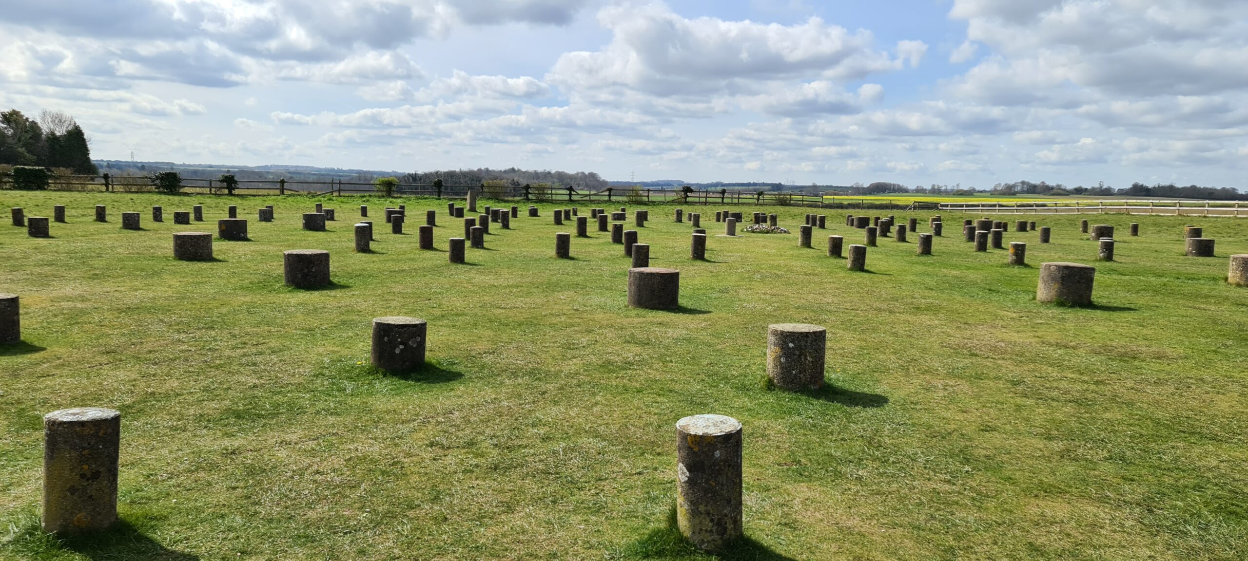 Heute war ich bei Woodhenge und ein netter älterer Herr hat dort ein Video gemacht. Während ich das Schild über die göttliche Wahrheit las, kam er und erzählte mir, dass mehr davon wahr ist. Ich werde den Link zu seinem Video veröffentlichen, sobald es online auf YouTube ist...