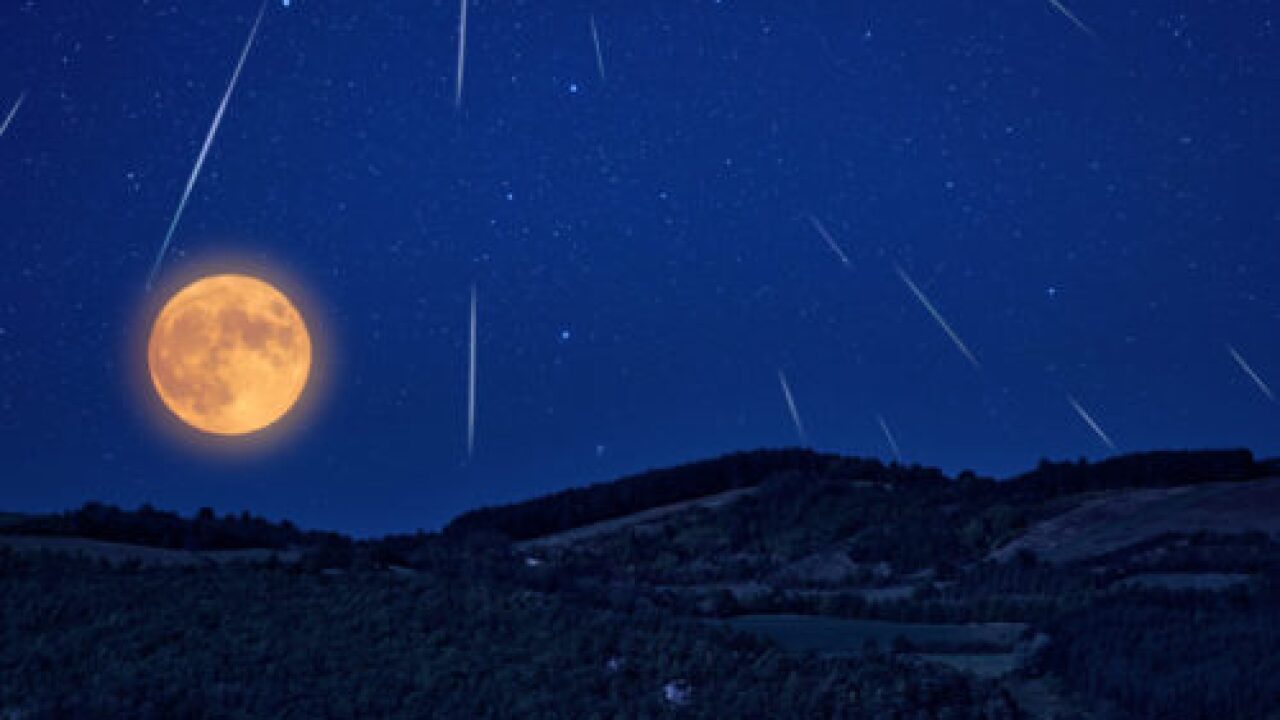 Sehen Sie den Erntemond, die Perseiden und den Saturn in Opposition im August